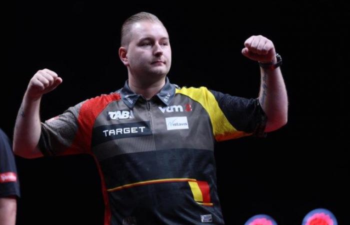 VIDEO. Dimitri Van den Bergh easily wins the first match at the Grand Slam of Darts, Mike De Decker immediately falls