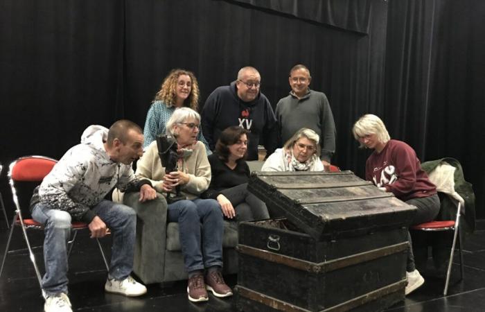 the actors return to the stage in a comic play near Loudéac