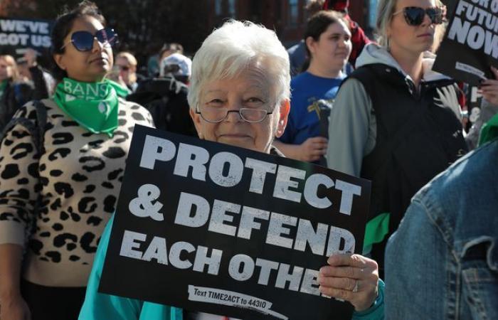 in Washington, hundreds of women demonstrate to defend the right to abortion after the election of Donald Trump