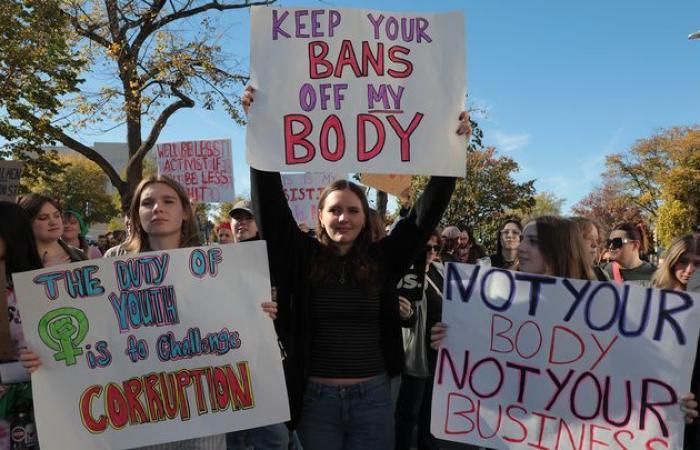 in Washington, hundreds of women demonstrate to defend the right to abortion after the election of Donald Trump