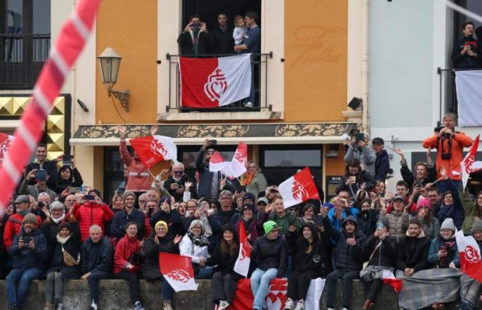 a human tide to say goodbye to the sailors