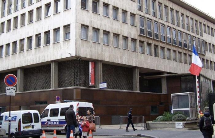 She violently attacks a police car… in front of the police station