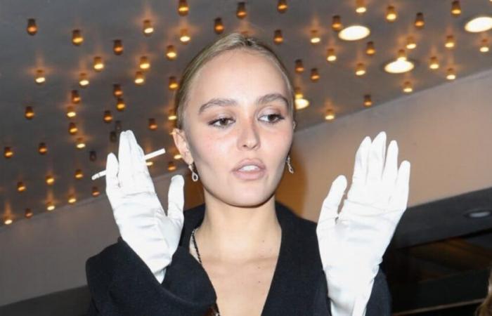 Lily Rose Depp looking very beautiful to applaud her rapper partner in concert in Los Angeles (PHOTOS)