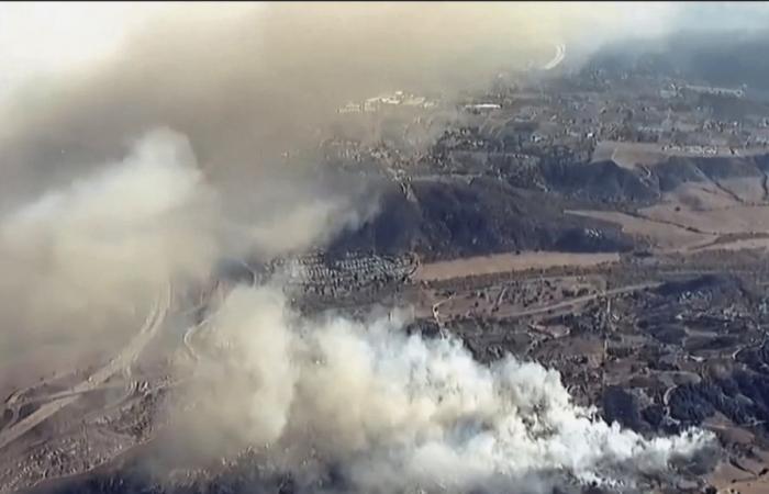 numerous firefighters mobilized to stop the advance of the flames