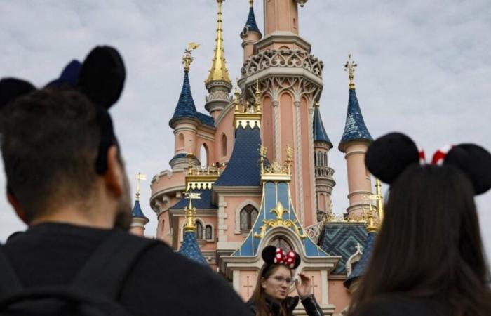 “Is this really a big joke?” Disneyland Paris now charges for the best seats to see the parade