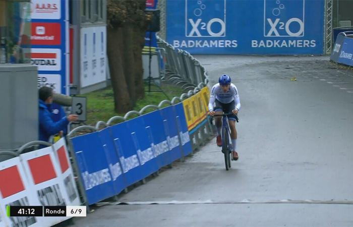 Thibau Nys immediately makes his European star jersey sparkle with a strong solo effort in Lokeren