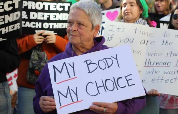 in Washington, hundreds of women demonstrate to defend the right to abortion after the election of Donald Trump