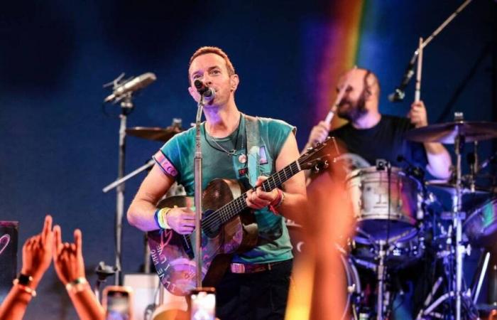 In Sydney, Coldplay singer interrupts concert to help young boy