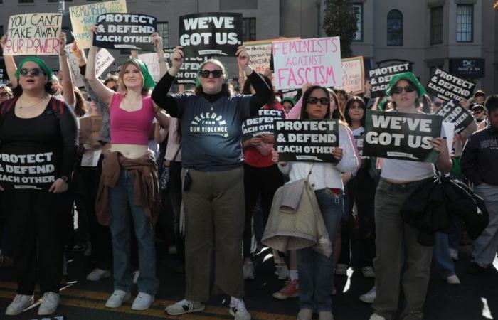 in Washington, hundreds of women demonstrate to defend the right to abortion after the election of Donald Trump