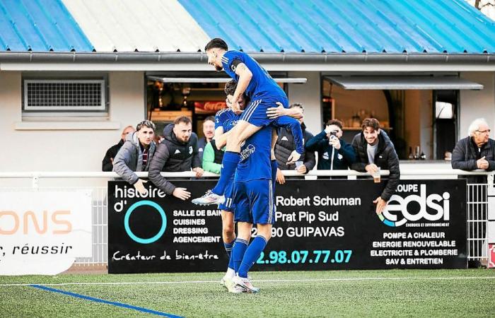 Totally crazy last minutes of play on the amateur football pitches in Brittany this weekend