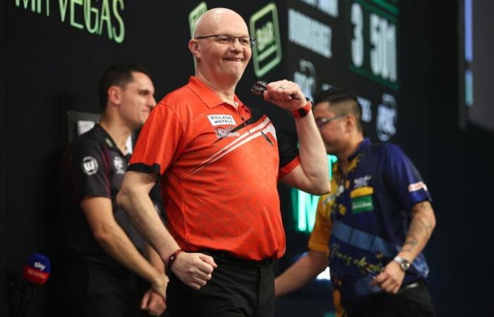 Mickey Mansell qualifies from group at Grand Slam of Darts as Josh Rock keeps hopes alive ahead of Stephen Bunting showdown