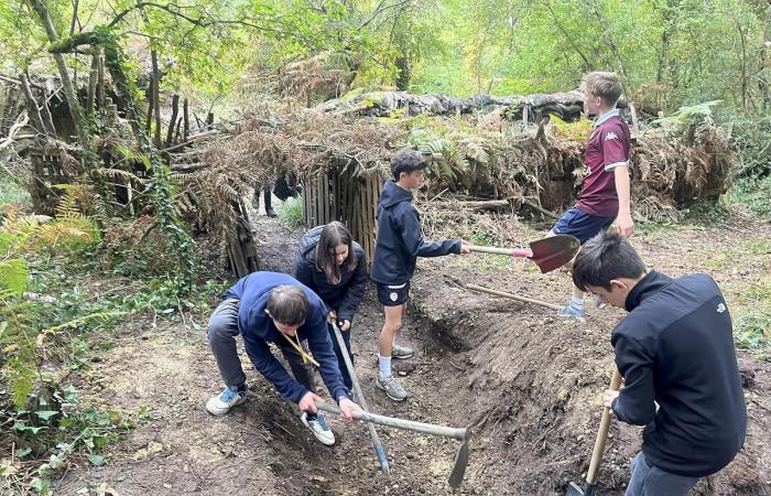 middle school students from Gironde dig trenches and simulate an attack to better understand the hell of war