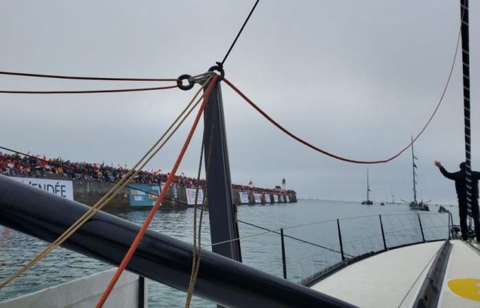 IN PICTURES – “There is a crazy world”: relive the departure of Jean le Cam aboard his imoca for his 6th Vendée Globe