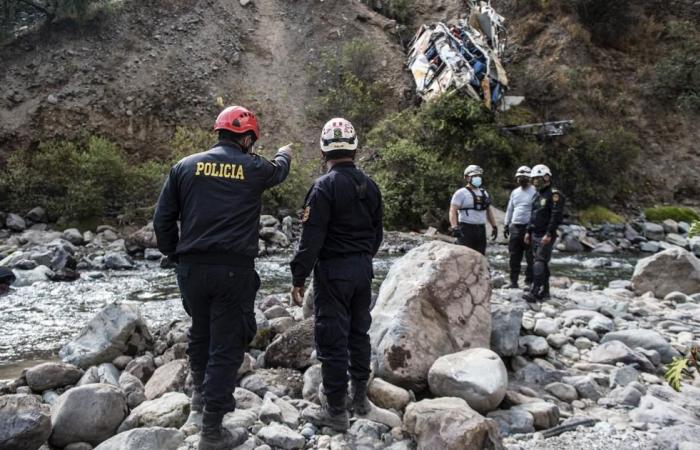 at least 11 dead after minibus falls into ravine