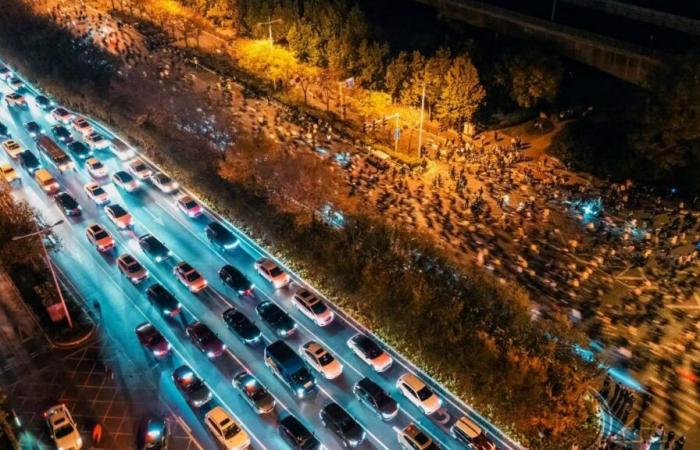 In China, a sea of ​​students on bicycles block the roads to collect baos