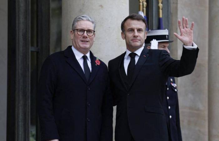 Emmanuel Macron commemorates the 1918 armistice with Keir Starmer