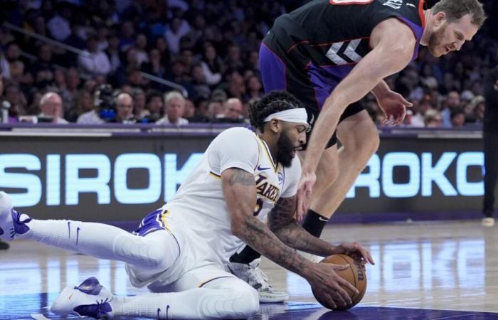 Lakers’ Anthony Davis sidelined by painful eye injury while blocking Jakob Poeltl’s dunk attempt