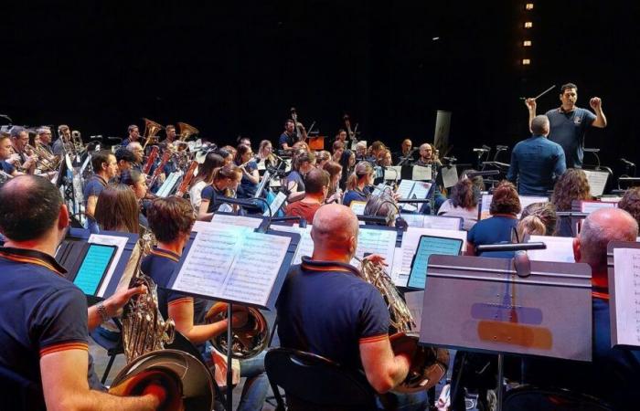 The Portes de l'Essonne amateur orchestra plays with the famous Spanish composer Oscar Navarro