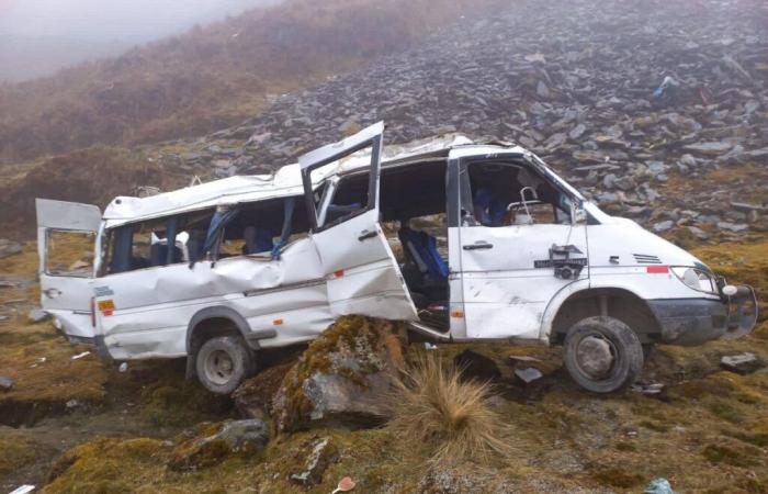 Deadly accident: 11 dead after minibus falls into ravine in Peru