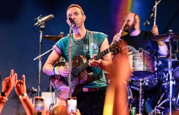 During a concert, the Coldplay singer helps a child crushed by the crowd