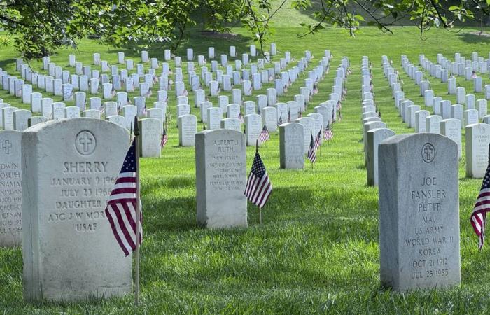 Biden with Harris at Arlington Cemetery