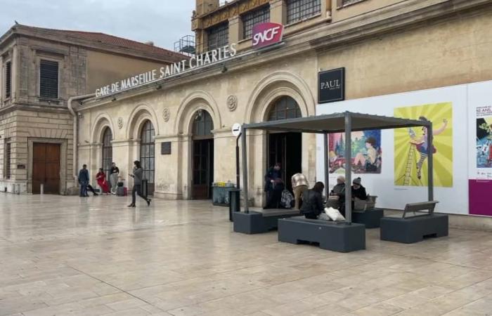 the hardship of passengers on the Paris-Lyon-Marseille train line because of the work