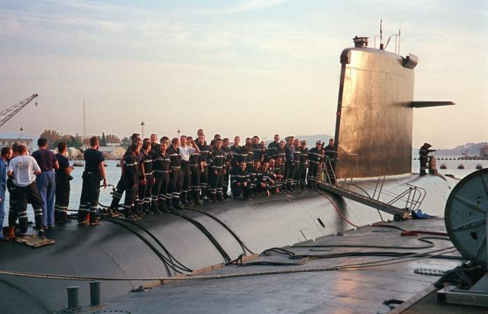 From Brest to Cherbourg, the nuclear submarine Emeraude begins its final journey