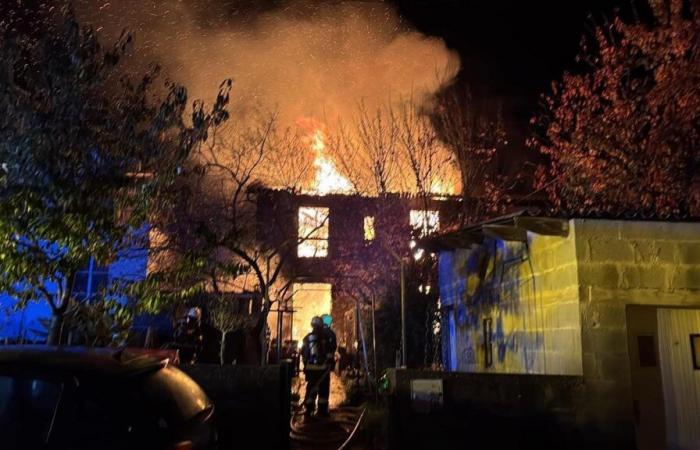 two homes destroyed in a fire overnight from Sunday to Monday