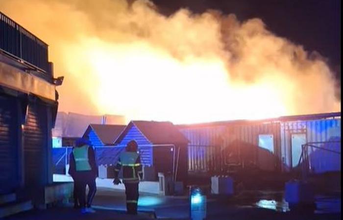 Impressive flames, destroyed chalets, exploding gas bottles… what we know about the spectacular fire at the Barcarès Christmas market