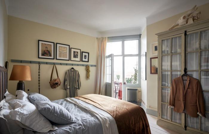 A vintage apartment of 117m2 with a view of the rooftops