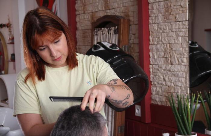 Landes. In her hairdressing salon, Sarah supports people in gender transition