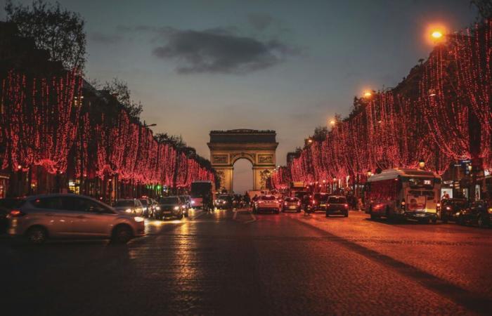 When and where to see Christmas lights in Paris?