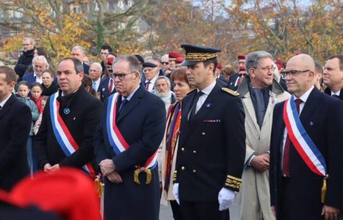 But why don't the elected officials of Côtes-d'Armor wear their tricolor scarf in the same way?