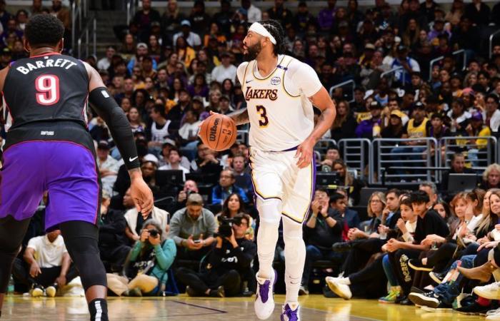 Lakers’ Anthony Davis leaves win vs. Raptors with eye injury