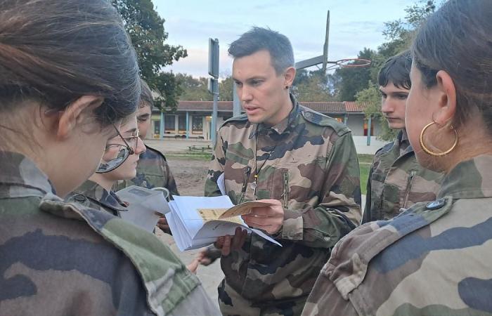 middle school students from Gironde dig trenches and simulate an attack to better understand the hell of war