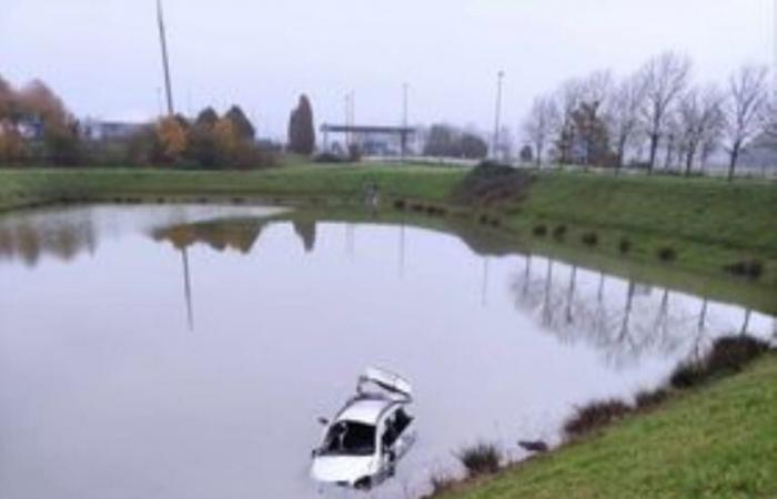 Eure. A car with five young people on board ends up in a retention pond