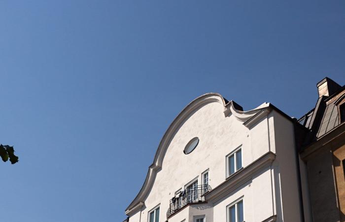 A vintage apartment of 117m2 with a view of the rooftops