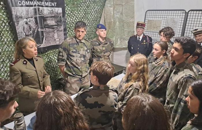 middle school students from Gironde dig trenches and simulate an attack to better understand the hell of war