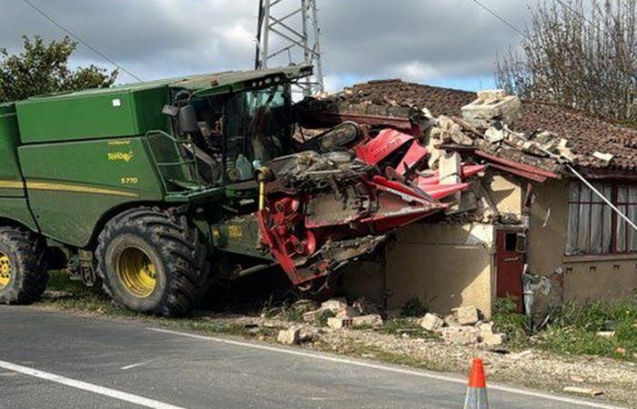 A combine harvester fits into a house in Lot-et-Garonne