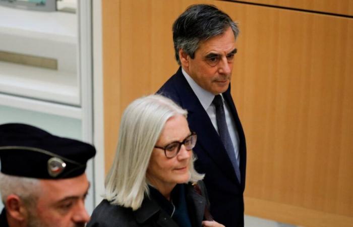 François Fillon offers to “return the money”