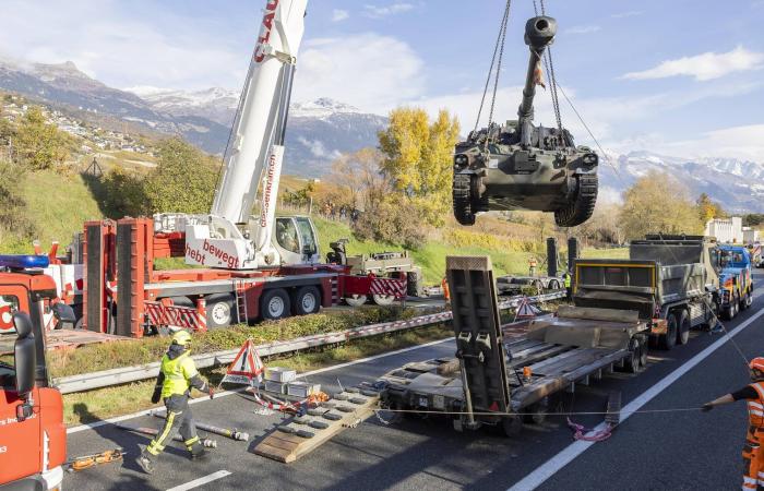 The accident of two army trucks blocks the A9 between Sion and Sierre