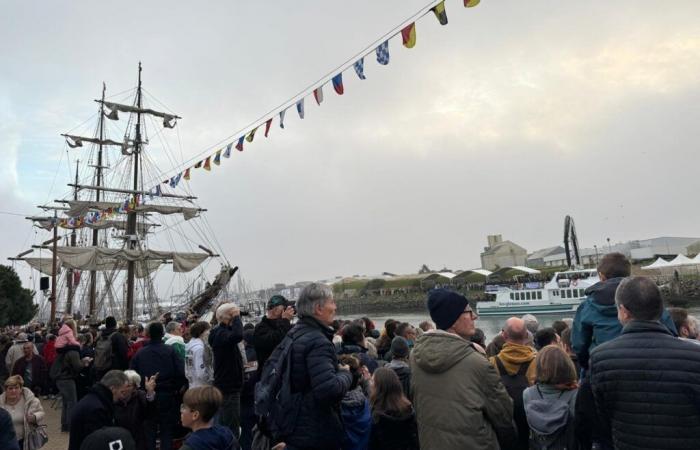 Why do hundreds of thousands of people participate in the Vendée Globe without seeing the sea?