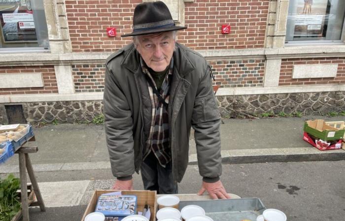 At 80, he sells the production of his black bees on the largest market in Orne