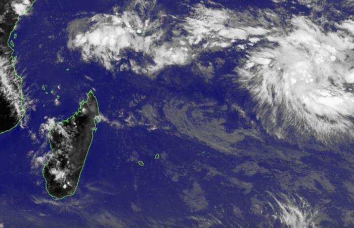 The tropical disturbance 2,490km from Reunion Island, no threat to inhabited lands