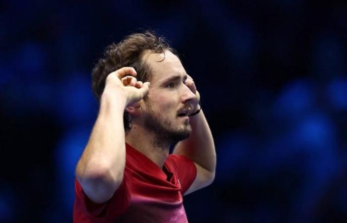 Daniil Medvedev dominates Alex de Minaur in his second ATP Finals match