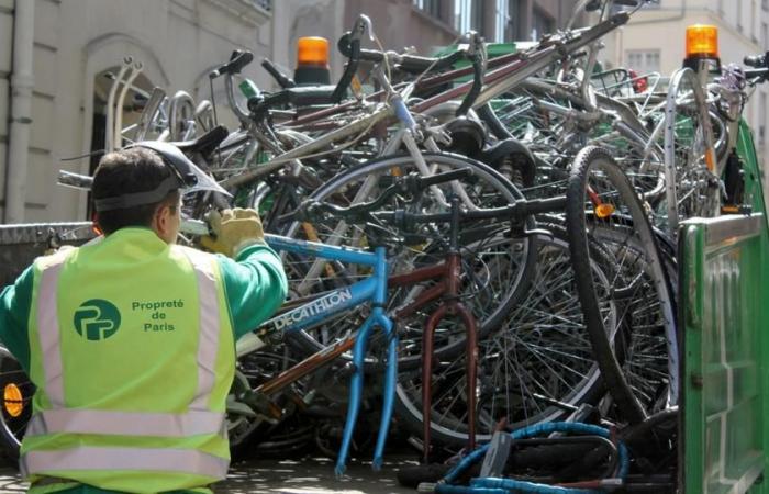 what are the conditions for the town hall to remove a attached bicycle?