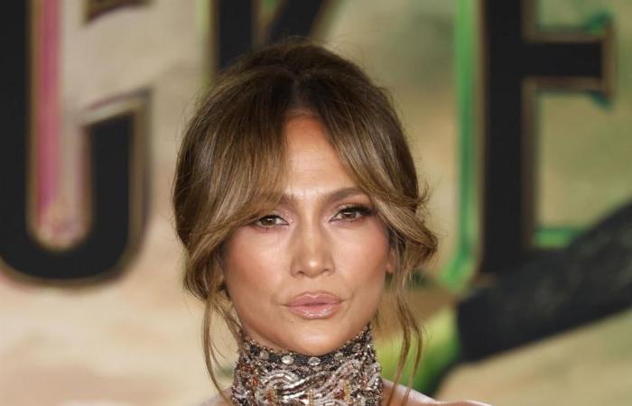 On the red carpet, Jennifer Lopez appropriates Brigitte Bardot’s signature hairstyle