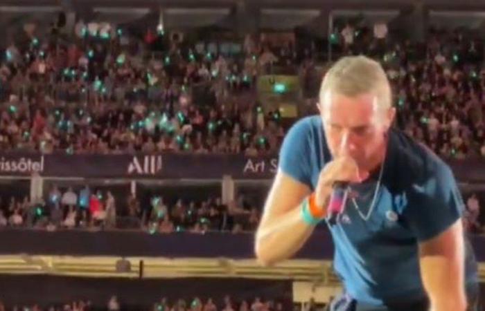 “Sit down there little man”: Coldplay frontman interrupts his concert to help a young fan in difficulty in the pit