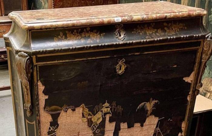 At auction in Bayeux, a Louis XV period piece of furniture creates a sensation: it is sold for €141,000