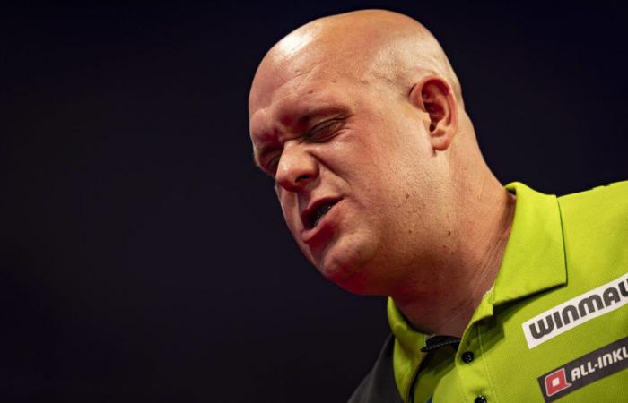 Michael van Gerwen, Michael Smith dumped out of Grand Slam of Darts